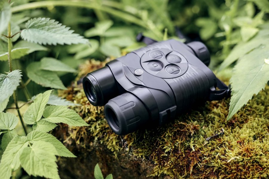 Digitale Nachtsichtgeräte für die Jagd: YUKON Signal N320 RT und N340 RT Bedienelemente auf der Oberseite des digitalen Nachtsichtgeräts YUKON Signal N320 RT