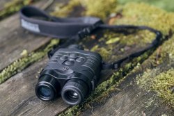 Digitale Nachtsichtgeräte für die Jagd: YUKON Signal N320 RT und N340 RT Digitales Nachtsichtgerät YUKON Signal N320 RT mit zwei Frontlinsen: Objektiv und Infrarot-Strahler