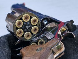 Test Umarex Smith & Wesson M29: Mit Lizenz des Originalherstellers bauen die Sauerländer eine CO2-Kopie. Trommel des M29 mit sechs Ladehülsen