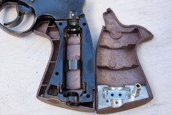 Test Umarex Smith & Wesson M29: Mit Lizenz des Originalherstellers bauen die Sauerländer eine CO2-Kopie. Die Kohlendioxid-Kapsel verbirgt sich im Griffrahmen