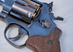 Test Umarex Smith & Wesson M29: Mit Lizenz des Originalherstellers bauen die Sauerländer eine CO2-Kopie. Umarex S&W M29 Schlossbereich und Sicherung