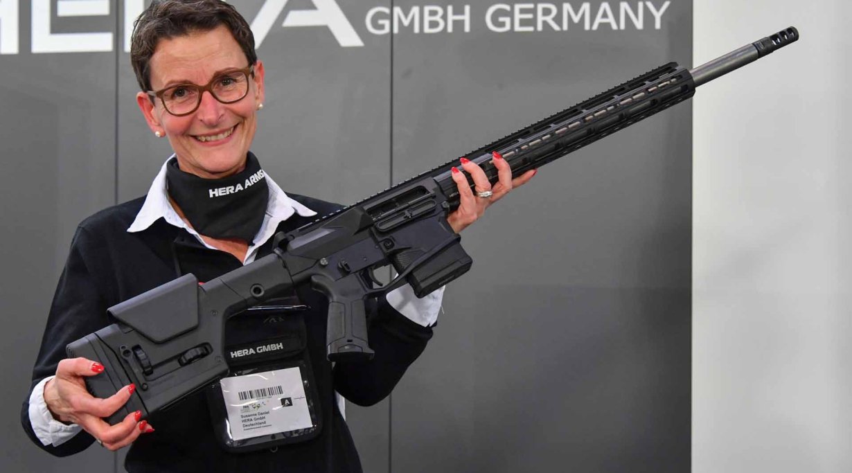 Susanne Daniel von HERA Arms pränsentiert auf der IWA 2019 das neue HERA Arms 7SIX2.