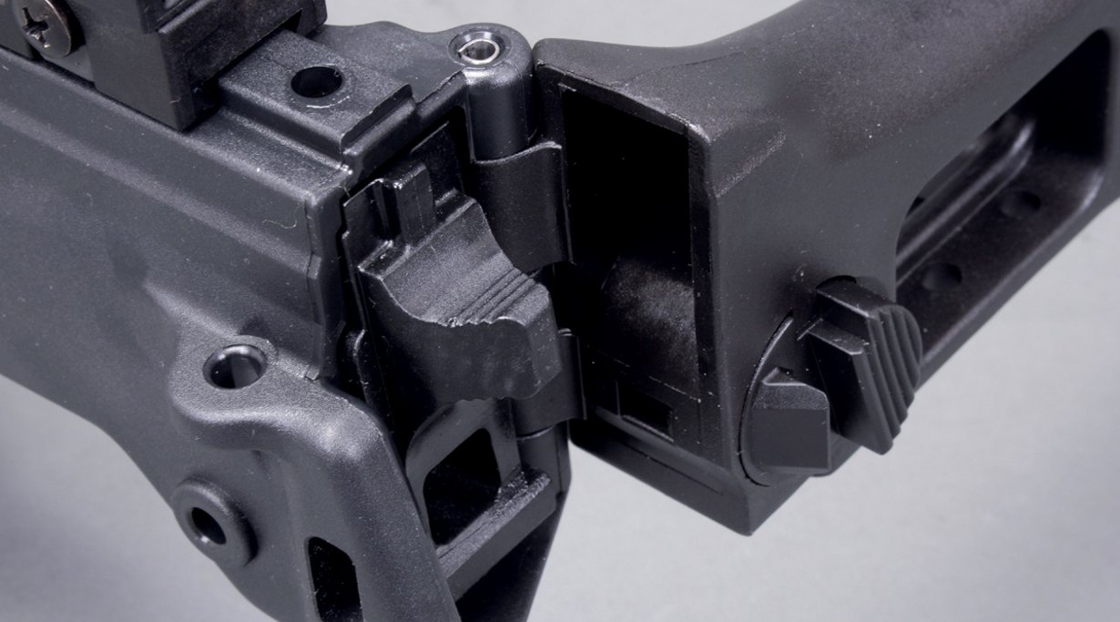 Nach dem Abklappen der Schulterstütze...