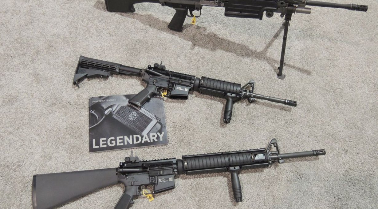Die Gewehre M16-A4, M4-A1 und M249 nebeneinander