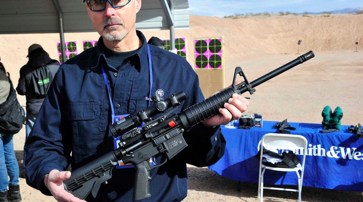 Smith & Wesson M&P-15 Sport II halbautomatische Selbstladebüchse wird auf SHOT Show in die Kamera gehalten