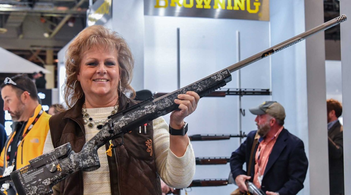 Eine Dame präsentiert auf der SHOT Show die neue Browning X-Bolt Target McMillan A3-5 Ambush.