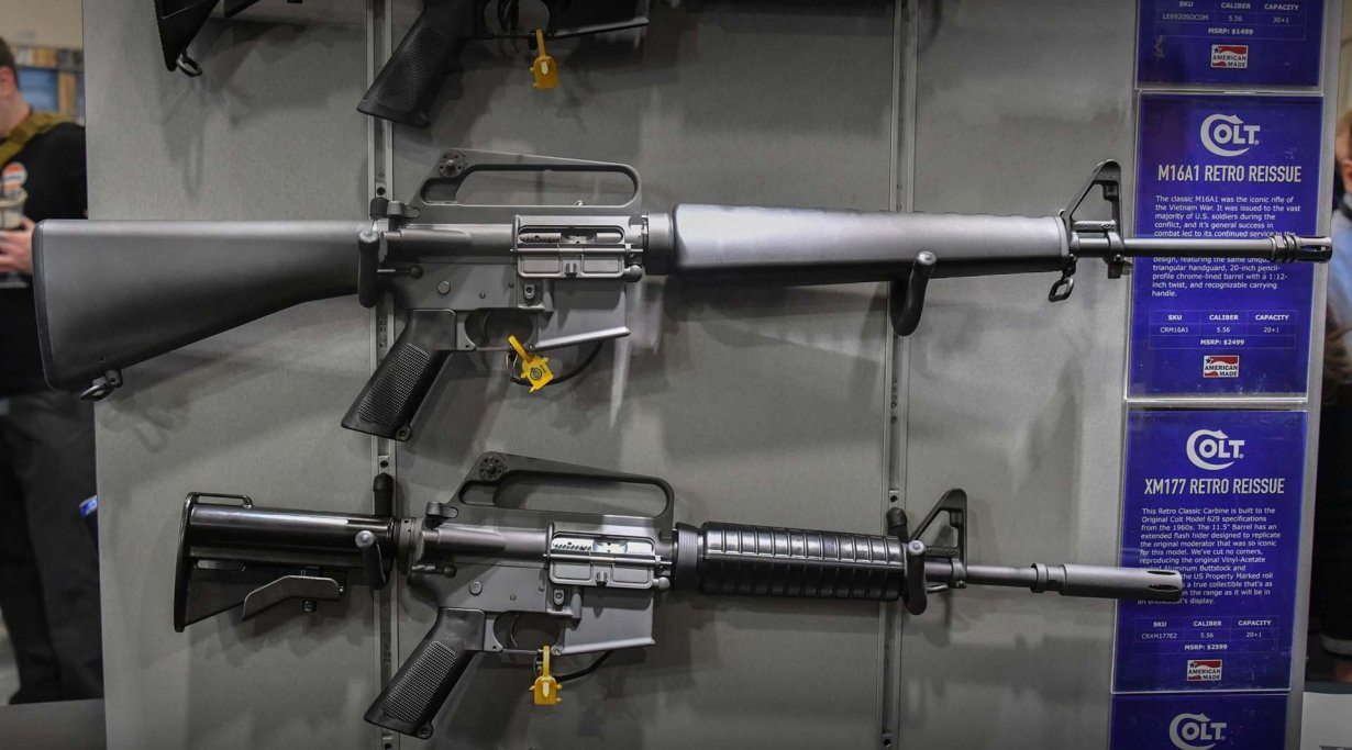 Die Colt Retro-Modelle am SHOT-Show-Messestand.