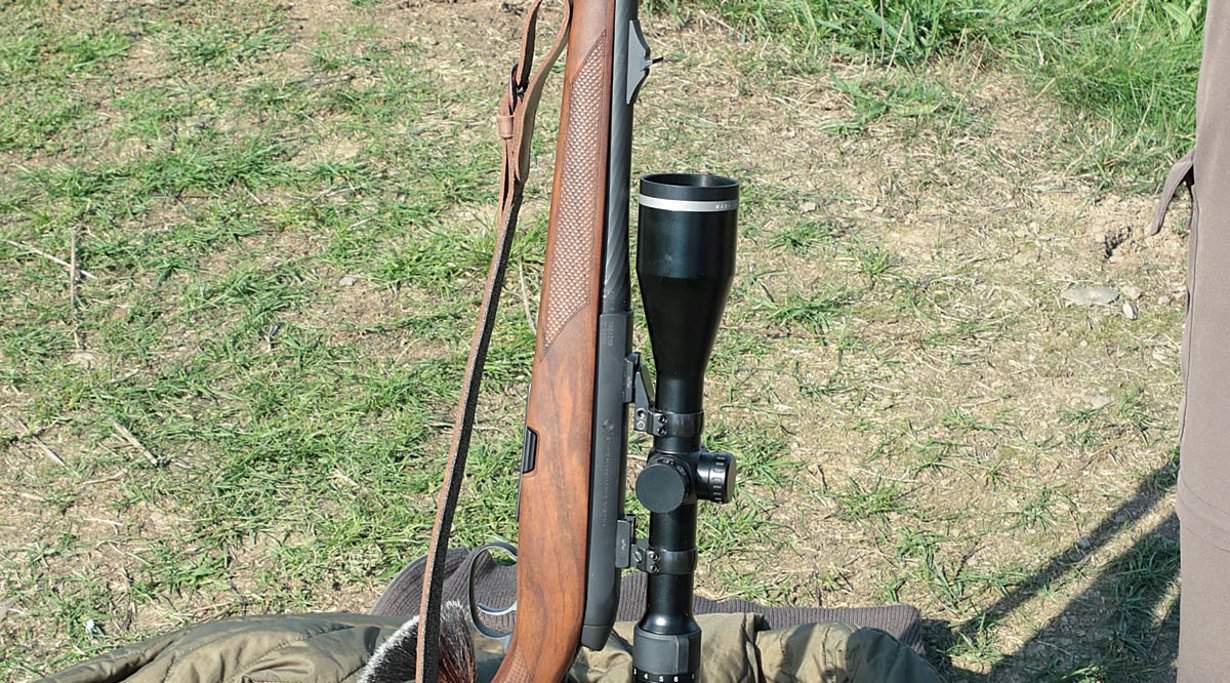 Die Steyr Mannlicher CL II Semi-Weight Repetierbüchse wird hochkant in die Kamera gehalten.