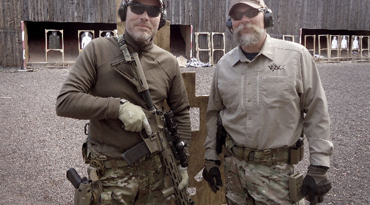 Oliver Falk (links) und Kyle Lamb in Schießkleidung auf dem Schießstand.