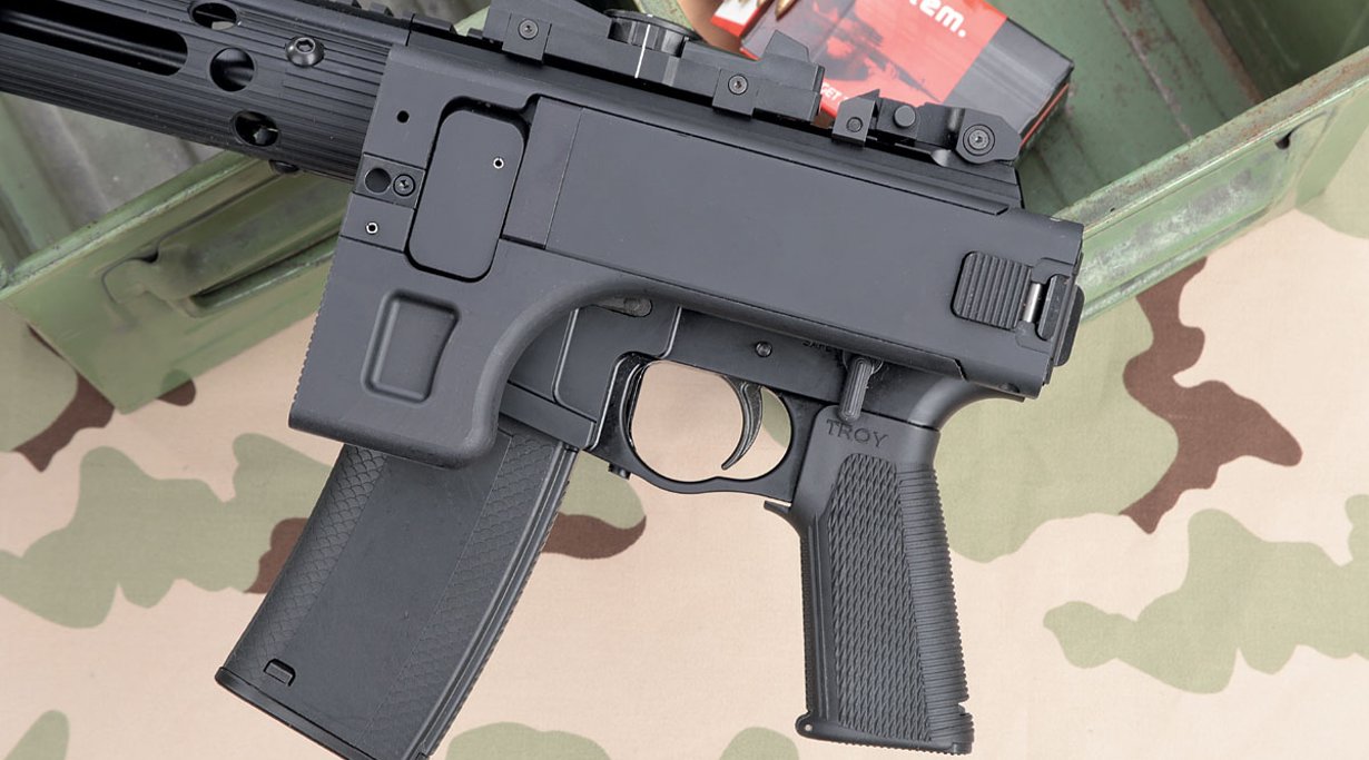 Troy Pump Action Rifle National in .223 Remington mit eingeklapptem Schaft.