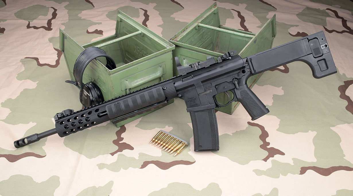 Linke Seite der Troy Pump Action Rifle National in .223 Remington mit Munition.