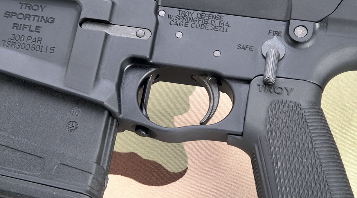 Nahaufnahme der Bedienelemente der Troy PAR Optic Ready in .308 Winchester.
