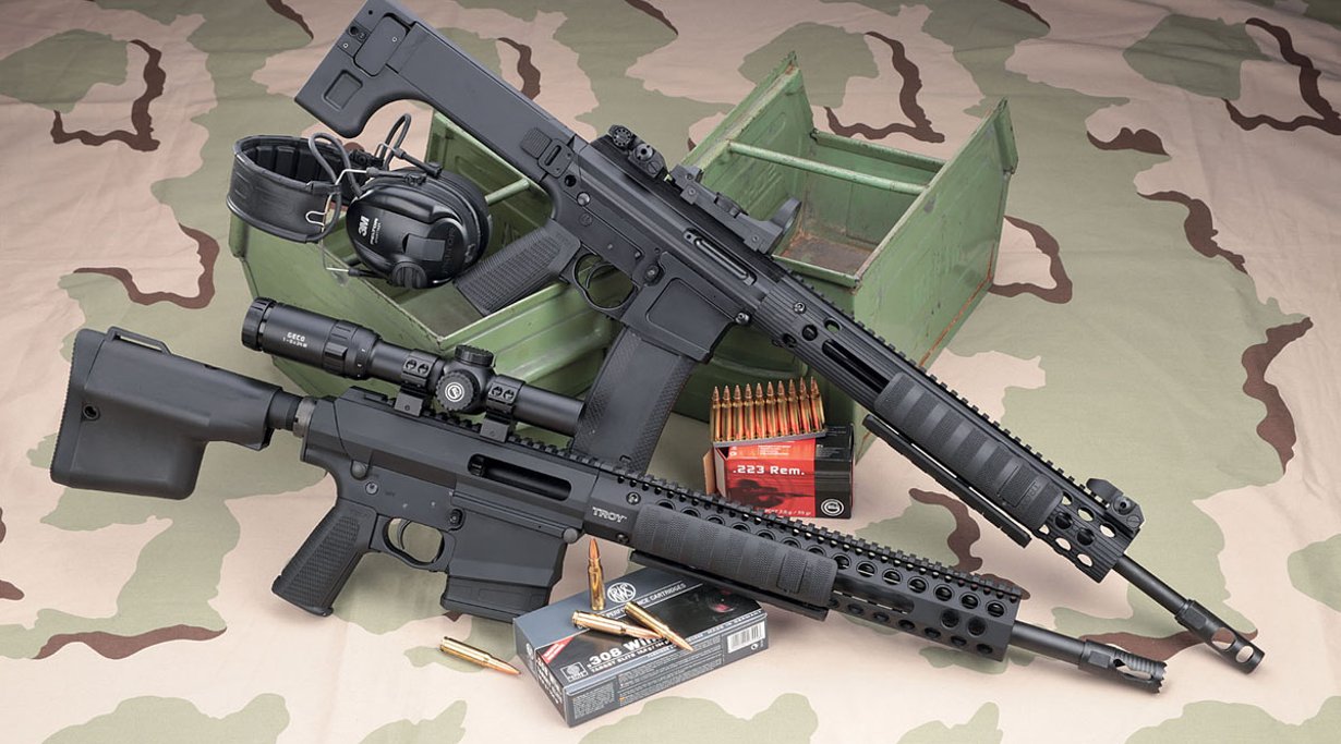 Troy PAR Optics Ready mit Bushnell-Zielfernrohr (vorne) und Troy PAR National.