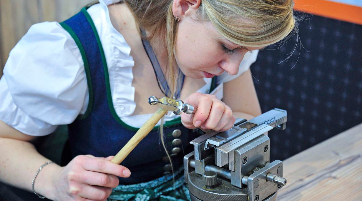 Steyr Mannlicher engraver at IWA 2016