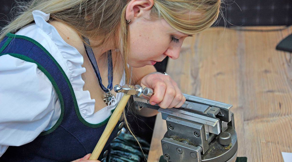 Steyr Mannlicher engraver at IWA 2016