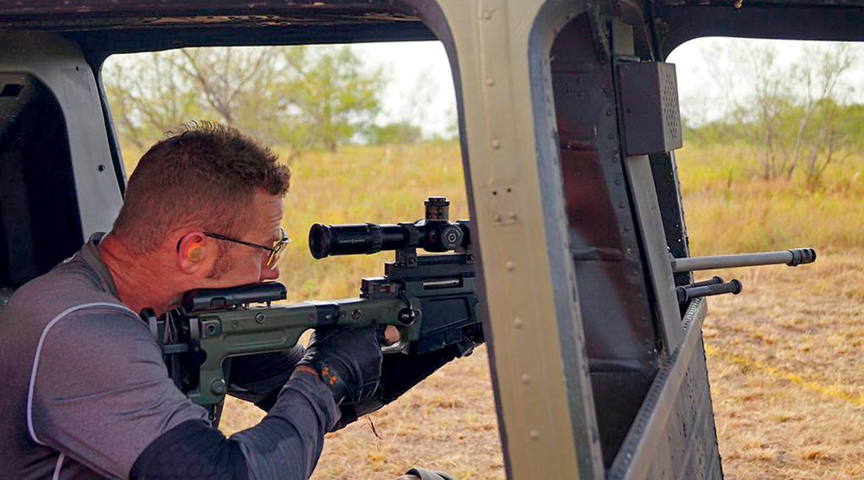 Schütze mit Accuracy International AX Präzisionsgewehr