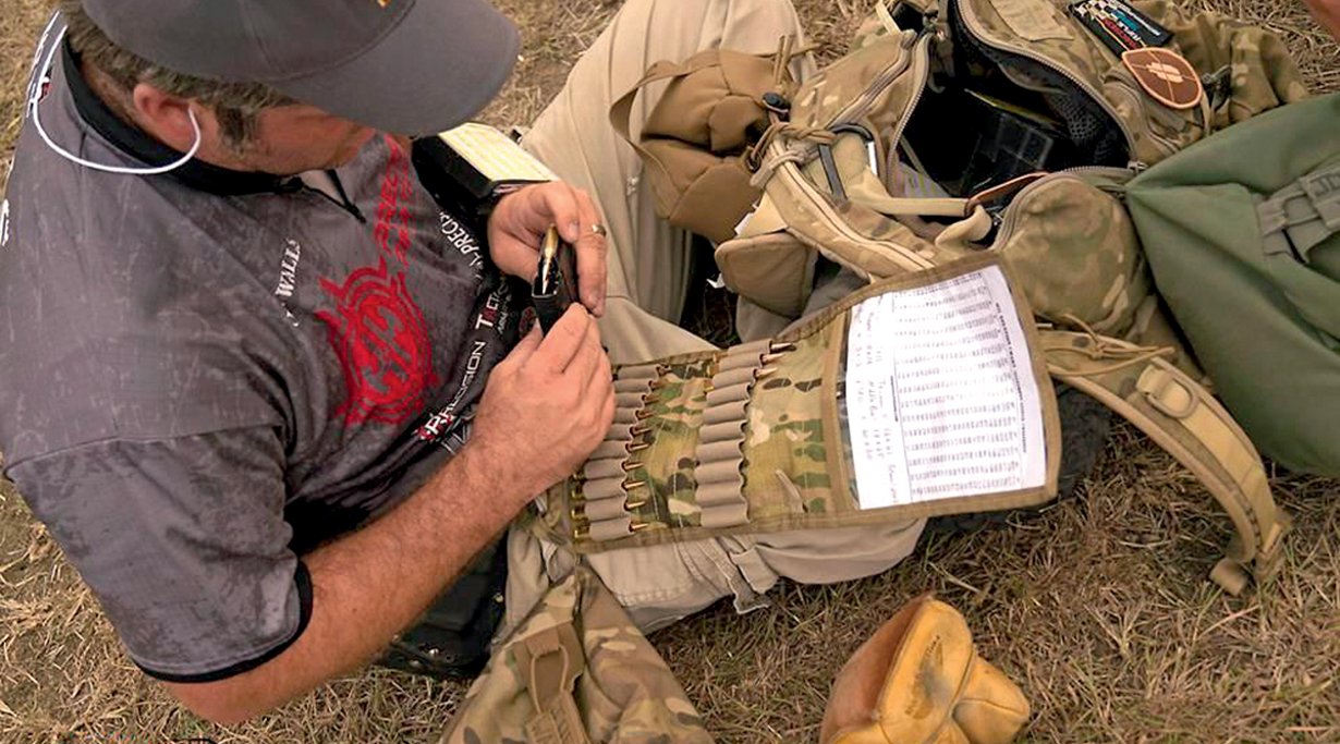 Ein Scharfschütze führt sein DOPE ("Data on Previous Engagement")-Buch.