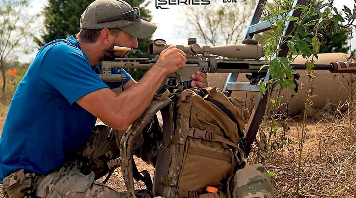 Schütze mit dem McMillan ALIAS-Scharfschützengewehr.