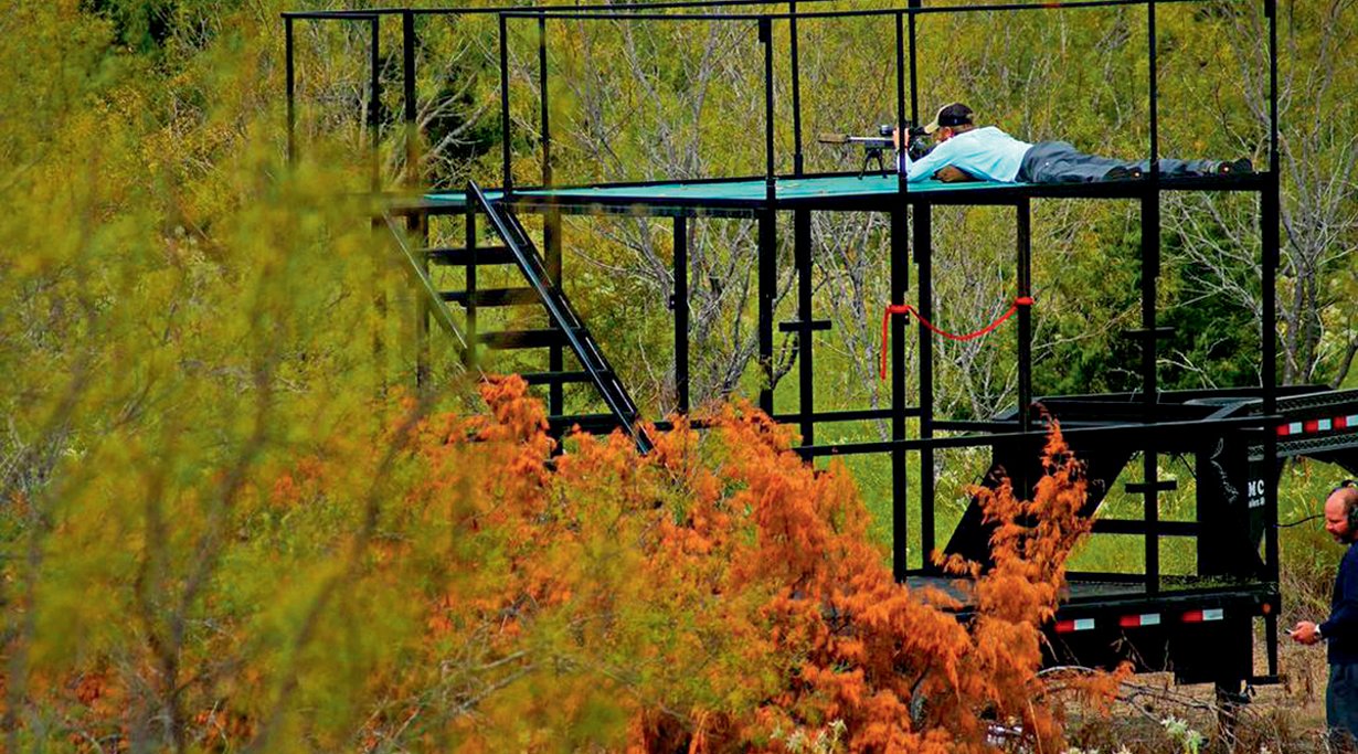 Ein Schütze auf einer Aussichtsplattform.