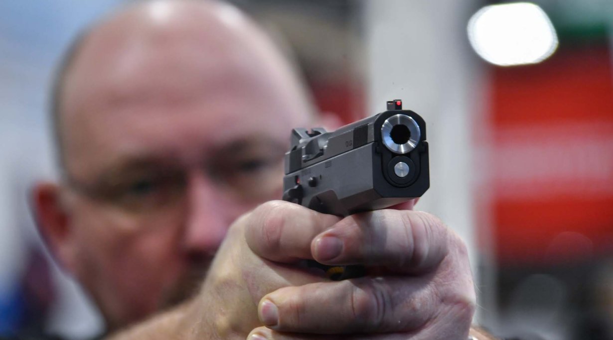 Bildergalerie: Kurzwaffenneuheiten auf der SHOT Show 2019 Angus Hobdell mit der CZ A01-LD-RDS im Anschlag.