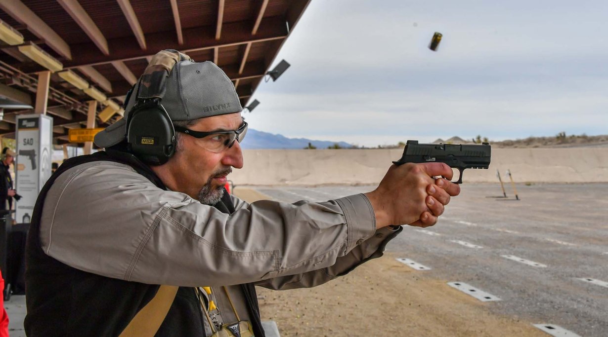 Bildergalerie: Kurzwaffenneuheiten auf der SHOT Show 2019 Mit der SIG Sauer P320 X-Compact auf dem Industry Day at the Range.