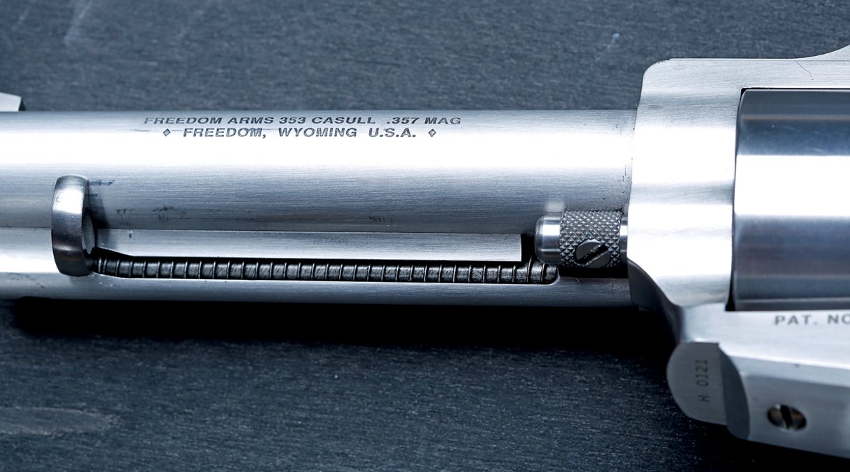 Die Trommelachse und die Ausstoßstange.