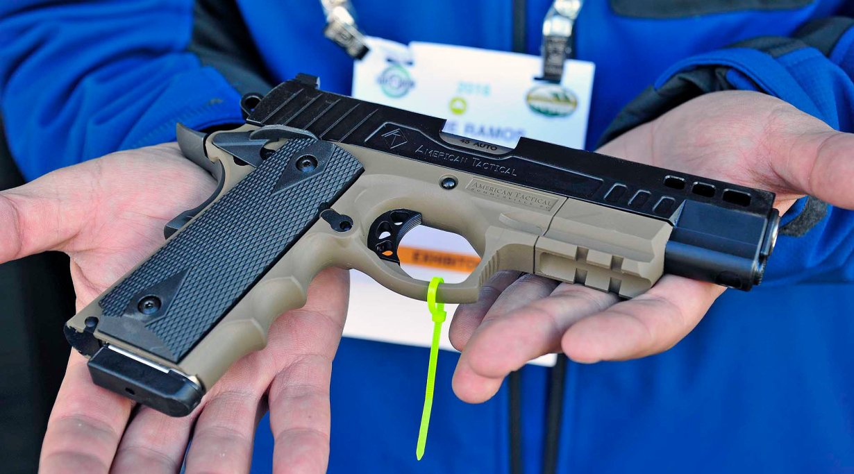 American Tactical Imports FX-H Hybrid Pistole wird in Kamera gehalten.