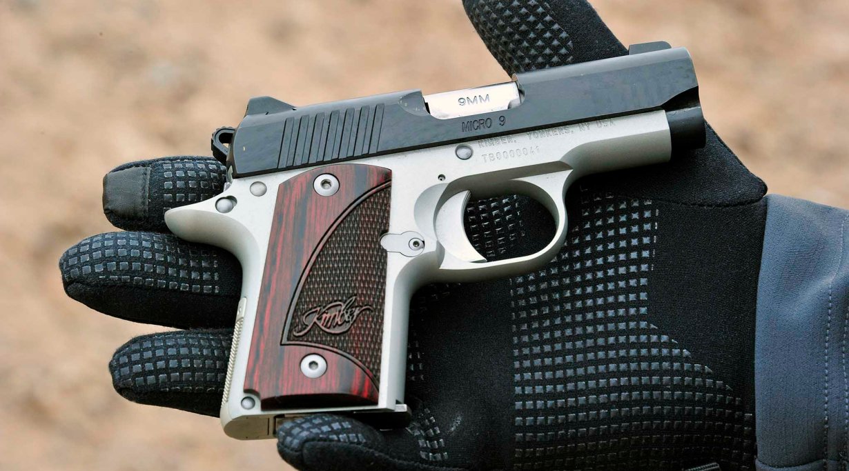 Die Kimber Micro 9 Pistole wird in die Kamera gehalten.