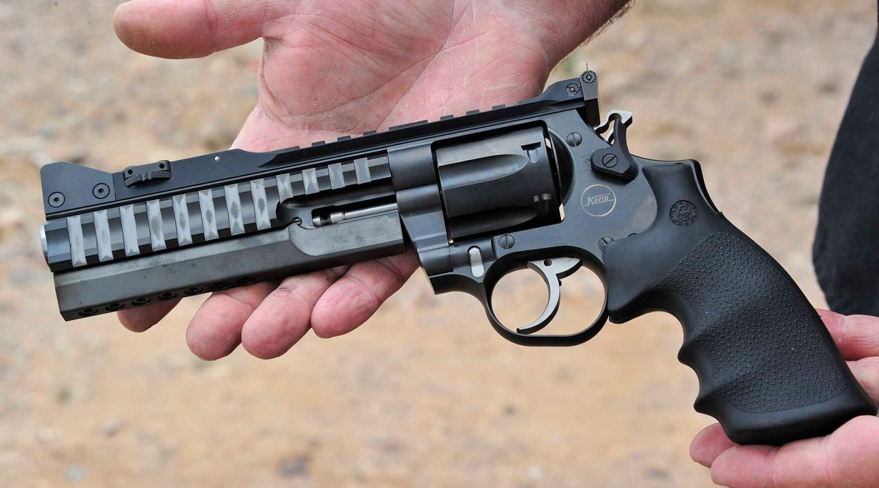 Korth Super Sport Revolver wird in Kamera gehalten