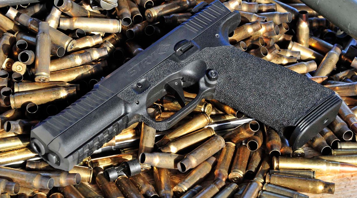 Die PMG Stryk-A Pistole liegt auf leeren Patronenhülsen