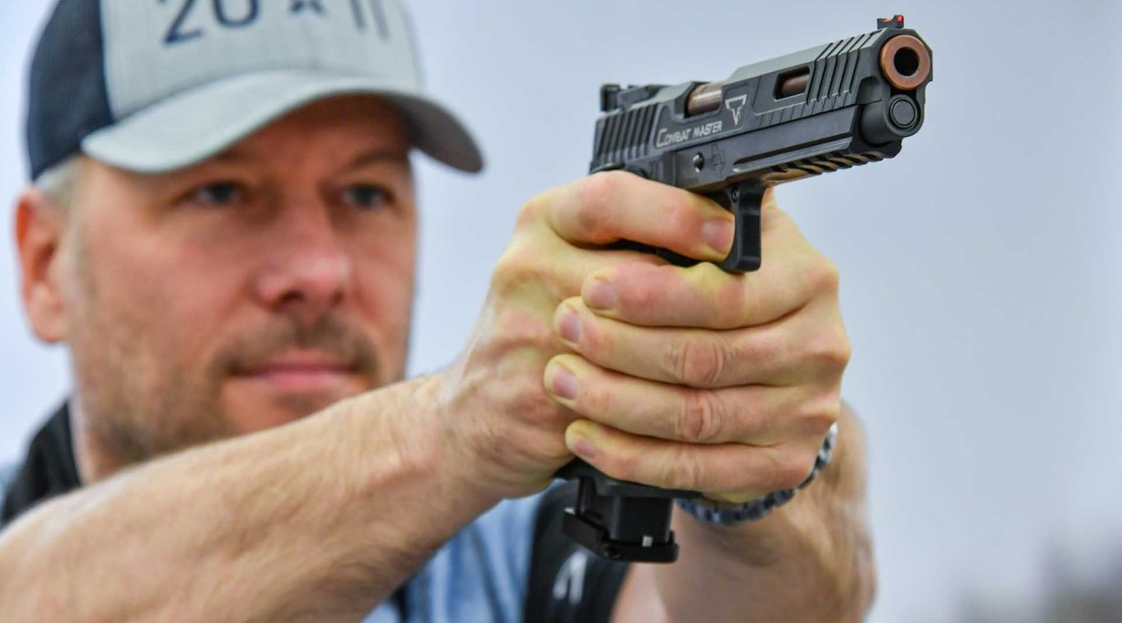 Taran Tactical Innovations John Wick 3 STI Combat Master im Anschlag