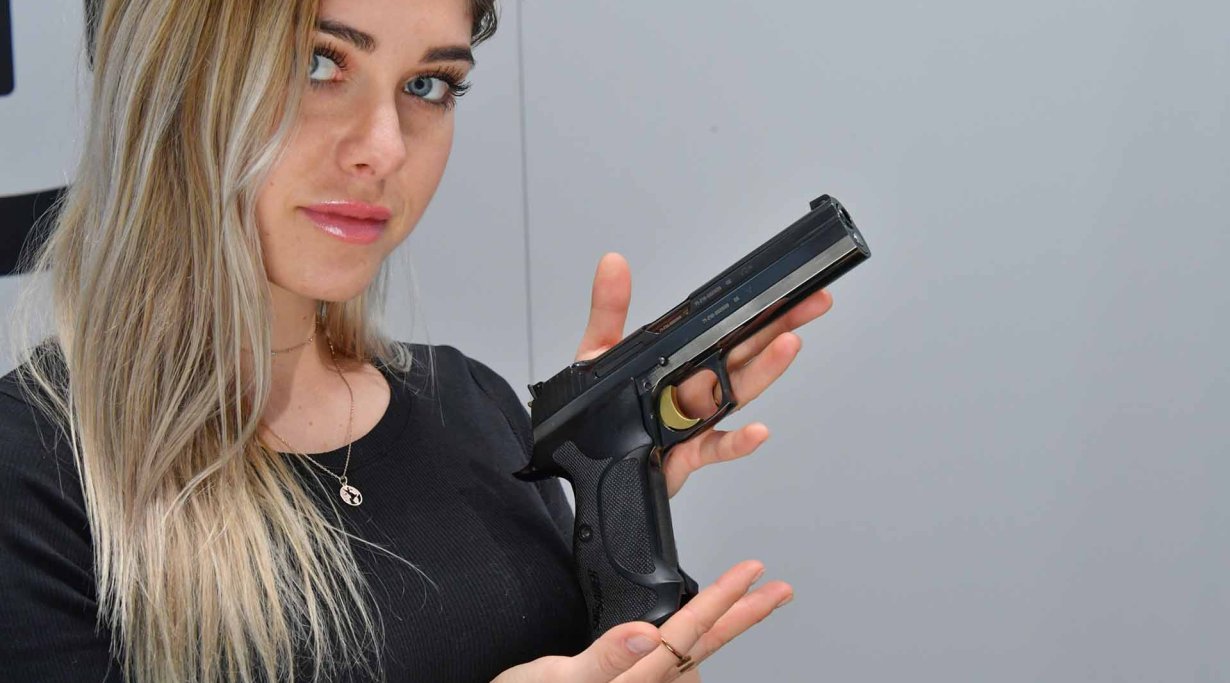SIG Sauer P210 Midnight Pistole auf der IWA 2019