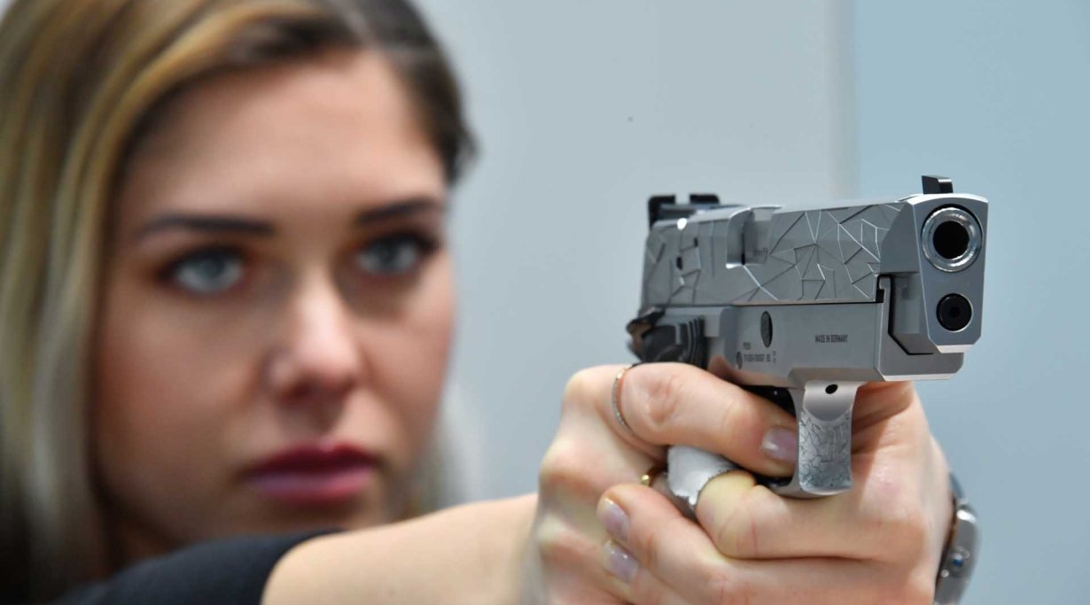 SIG Sauer P226 Facettes Pistole im Anschlag