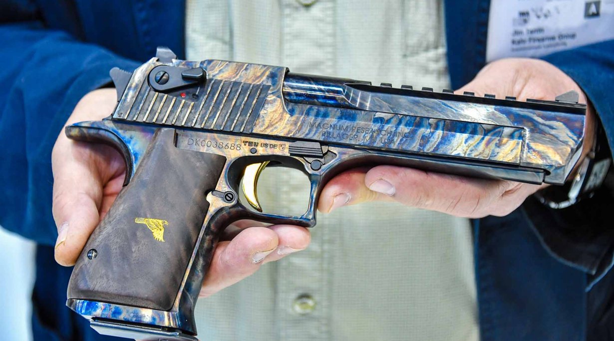 Desert Eagle Mark 19 mit Case Hardened Finish