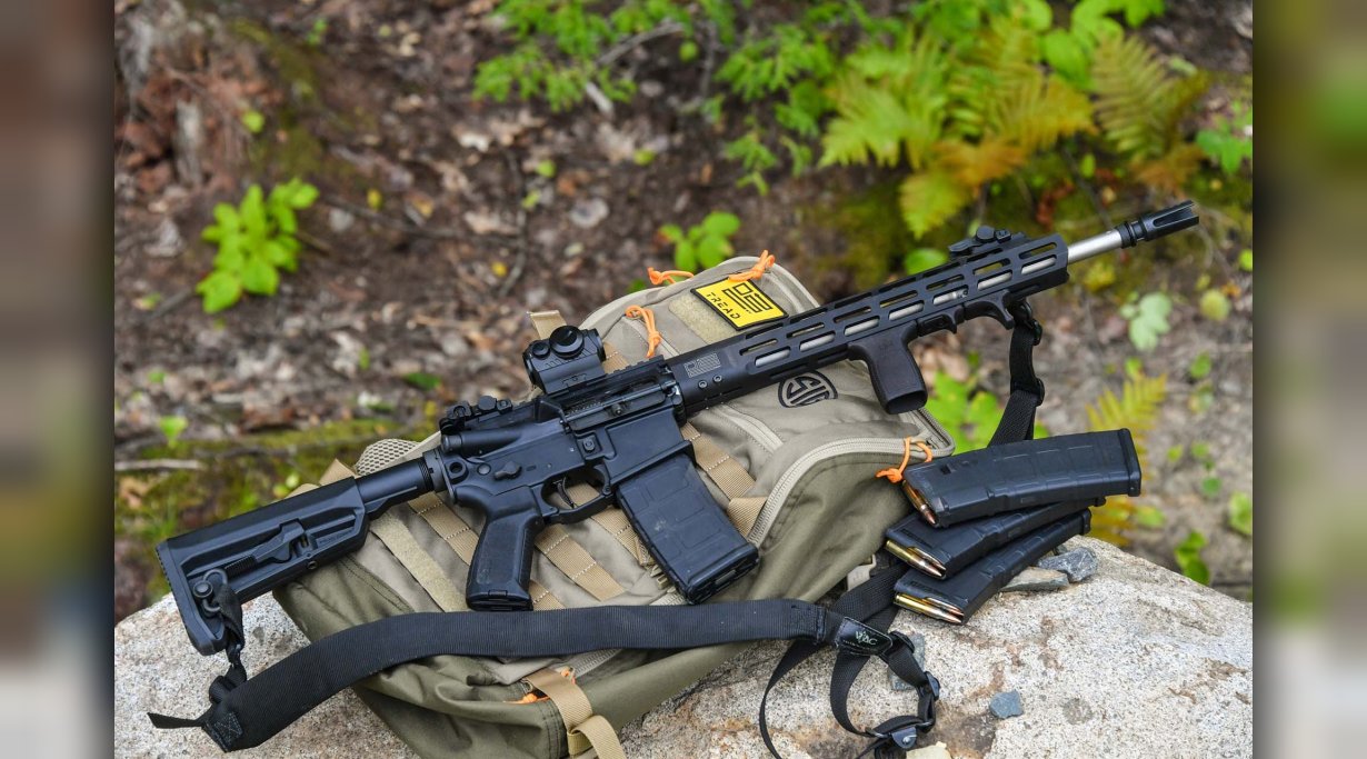 Dieses SIG Sauer M400 TREAD Gewehr wurde mit zusätzlichem Zubehör ausgestattet
