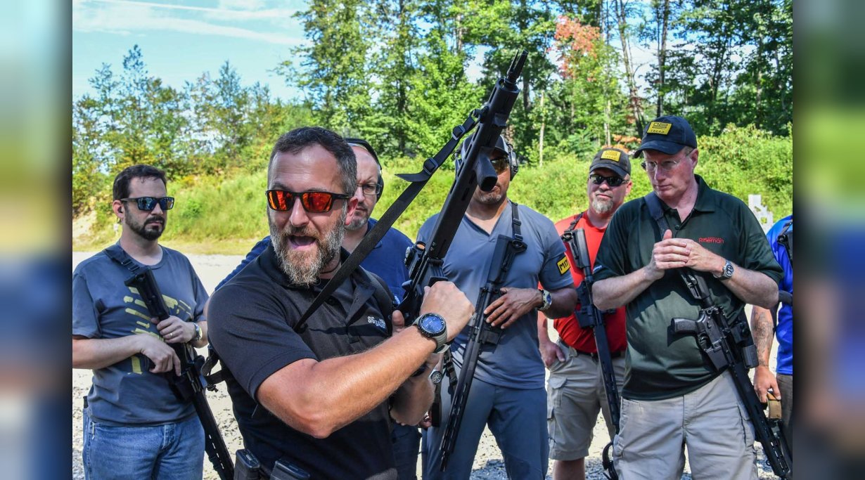 SIG Instruktoren informieren die Medienvertreter über die Funktionen des neuen SIG Sauer M400 TREAD.