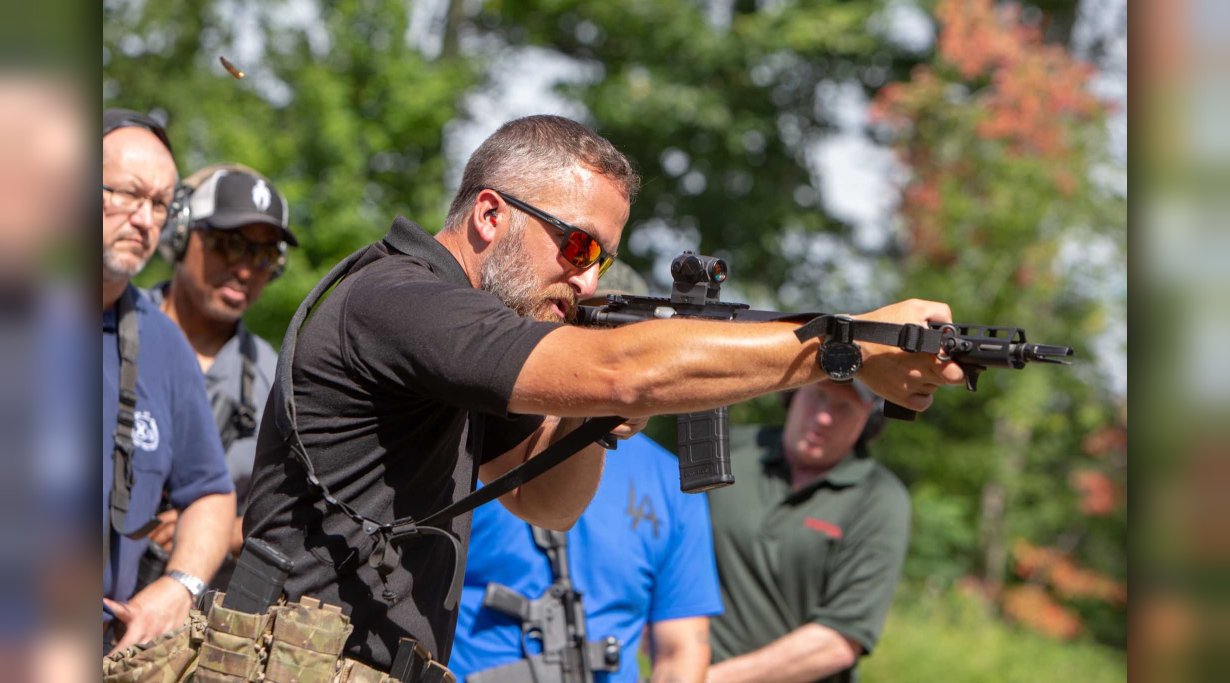 Ein Ausbilder der SIG Sauer Academy schießt mit dem halbautomatischen Gewehr M400 TREAD.