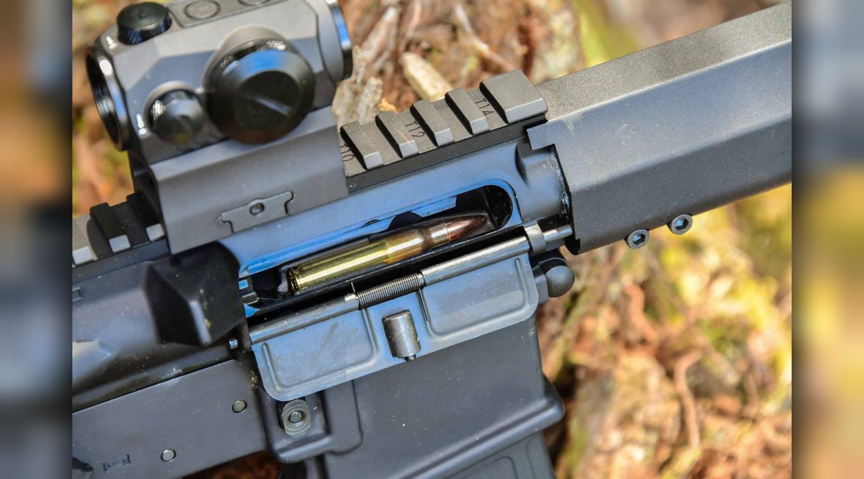 Das SIG Sauer M400 TREAD arbeitet mit einem direkten Gasdruckladesystem, in der Kammer befindet sich eine Patrone.