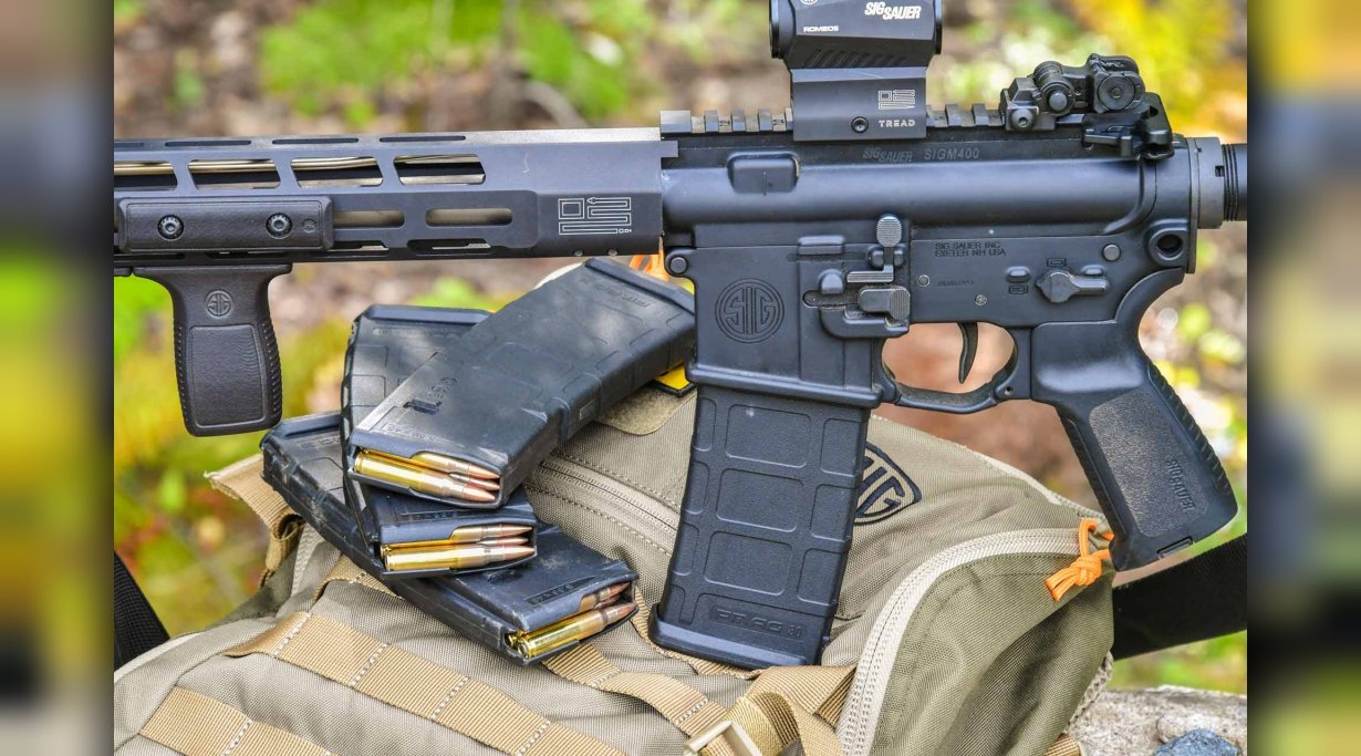 Linke Seite des Lower Receivers des SIG Sauer M400 TREAD halbautomatischen Gewehrs.