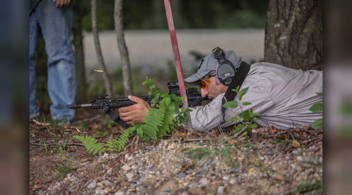 Schütze im Liegendanschlag mit dem SIG Sauer M400 TREAD AR-15.
