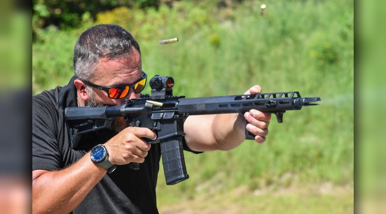 Schütze schießt mit halbautomatischen AR-15 SIG Sauer M400 TREAD