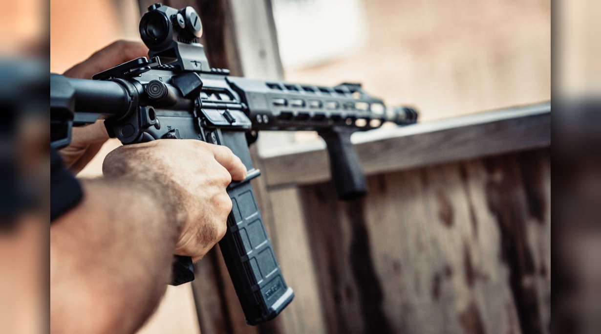 Nahaufnahme des halbautomatischen Gewehrs SIG Sauer M400 TREAD während des Schießtests bei der SIG Sauer Academy