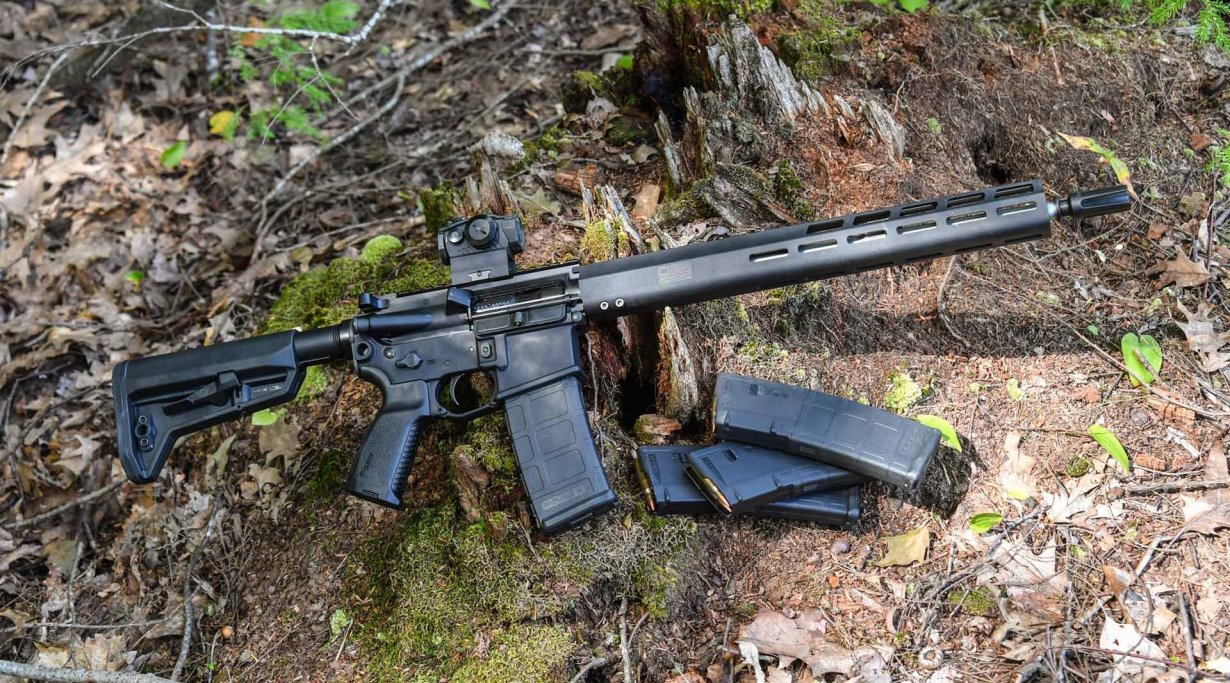 SIG Sauer M400 TREAD mit drei Magazinen in der Gesamtansicht