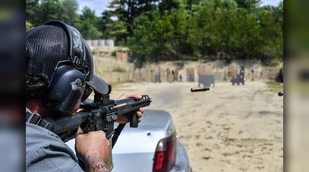 Schütze beim Schießtest der SIG Sauer M400 TREAD