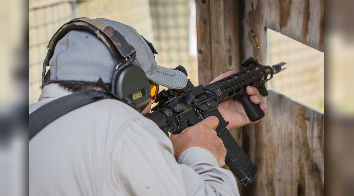 Schütze mit SIG Sauer M400 TREAD während des Tests bei der SIG Sauer Academy