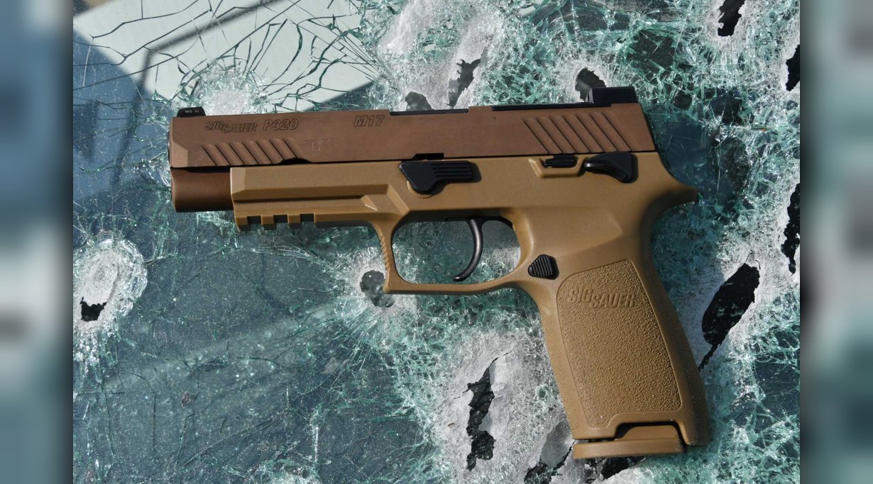 Linke Seite der neuen Pistole SIG Sauer P320-M17 in 9 mm Luger.