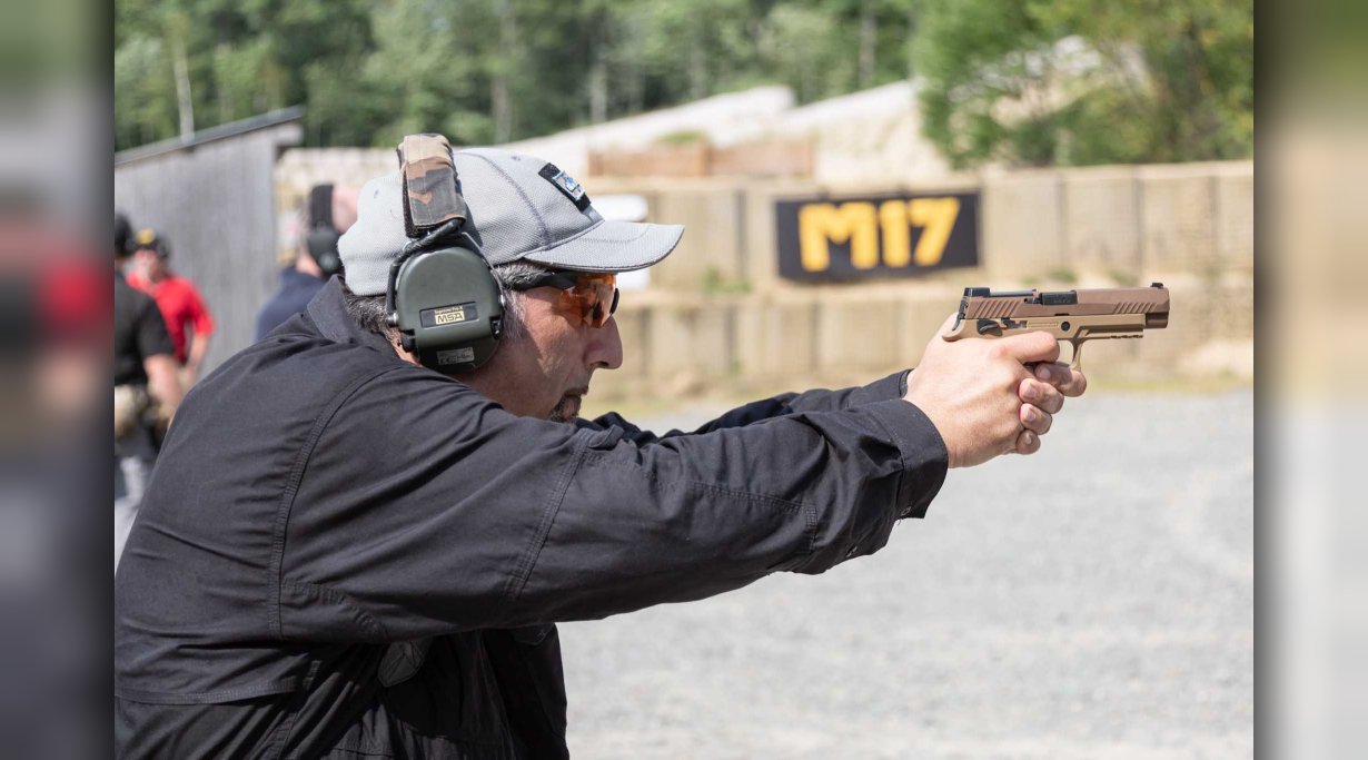 Schütze mit SIG Sauer P320-M17 beim Schießtest