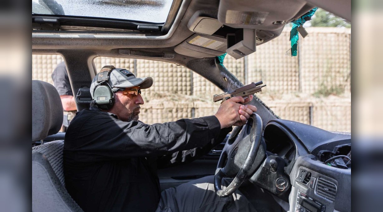 Schütze schießt mit SIG Sauer P320-M17 aus einem Auto