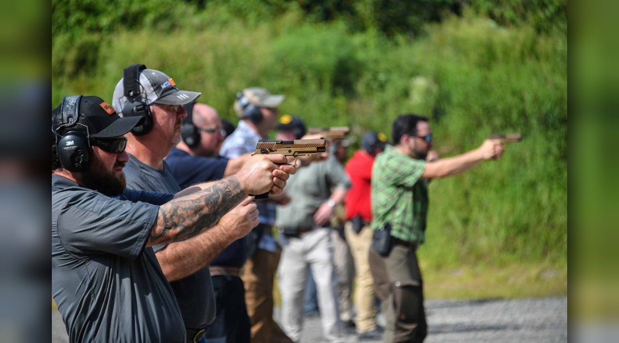 Gruppe von Schützen mit SIG Sauer P320-M17 im Anschlag