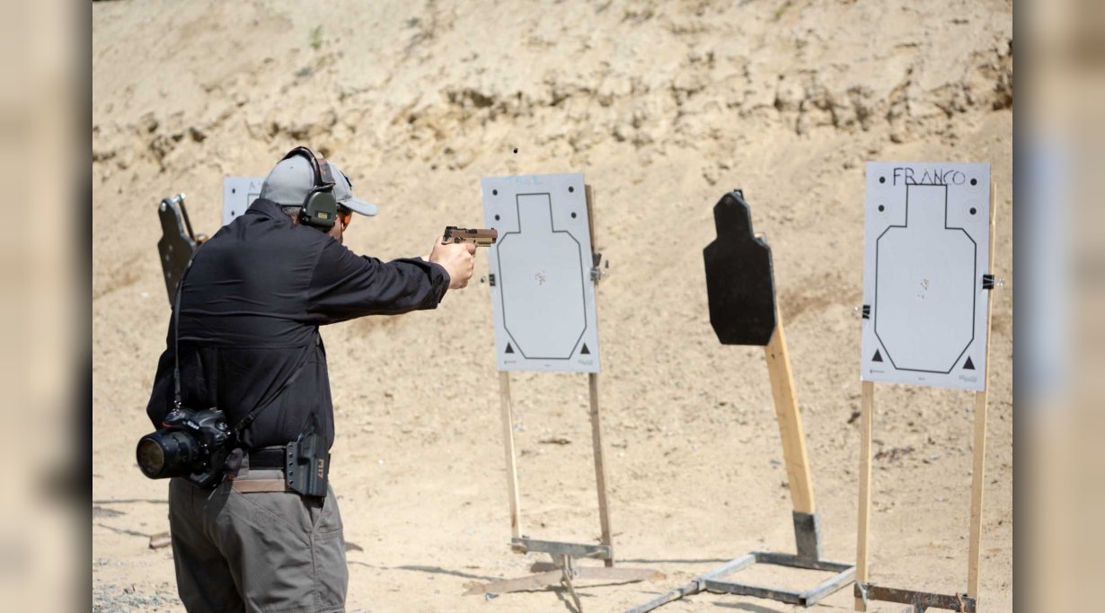Schütze schießt mit SIG Sauer P320-M17 aus nächster Nähe auf statische Ziele.